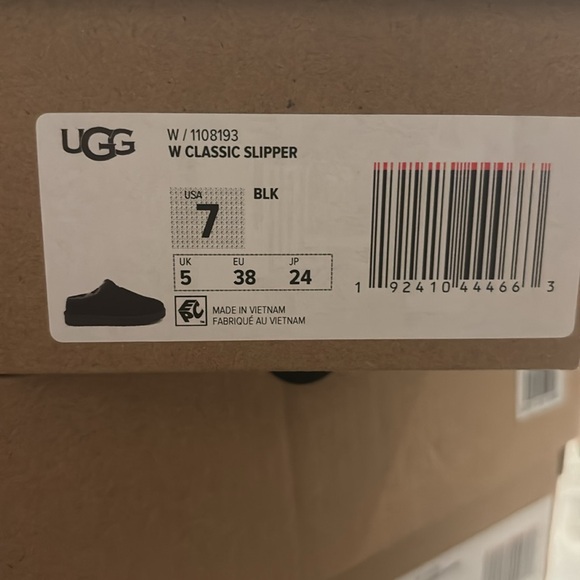 Brand new women black classic UGG slipper size 7 box lid is ripped - Picture 7 of 7